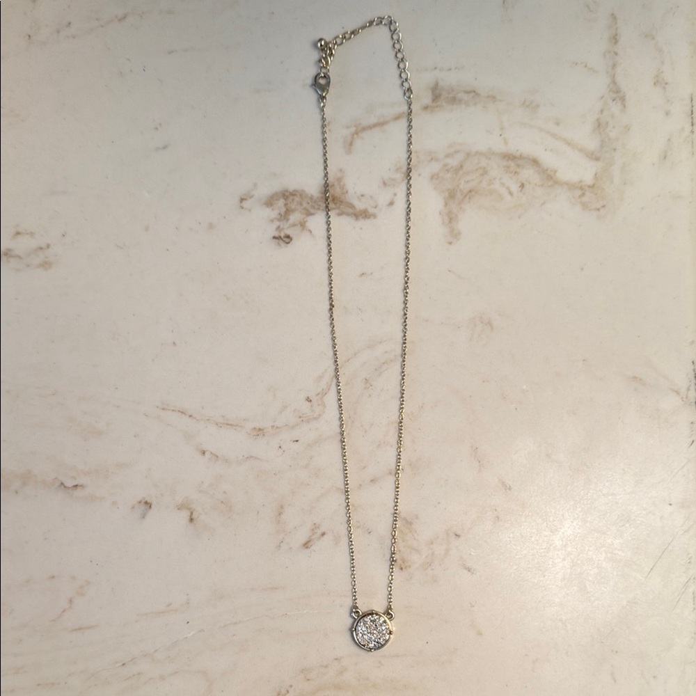 Kendra Scott Elegant Gold Necklace with Pendant